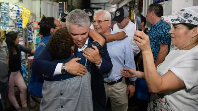 Presidente Duque rompió protocolo, visitó plaza de mercado.