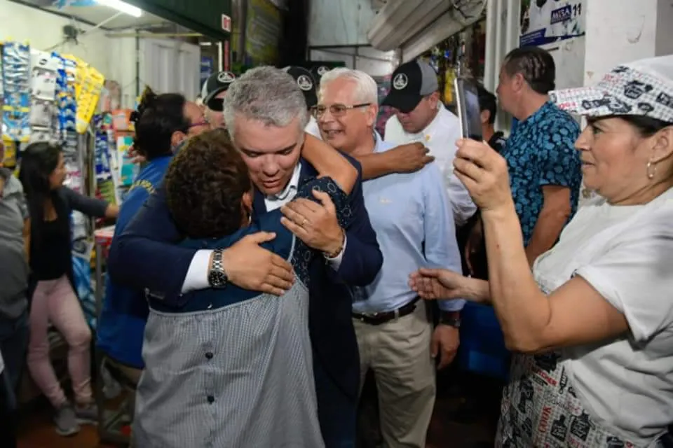 Presidente Duque rompió protocolo, visitó plaza de mercado.